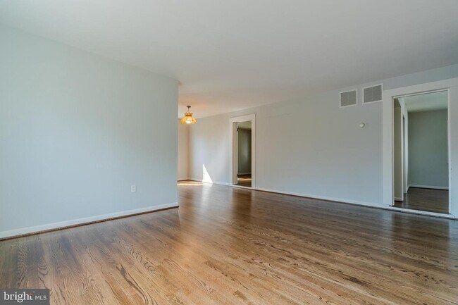 Building Photo - 728 N Wakefield St