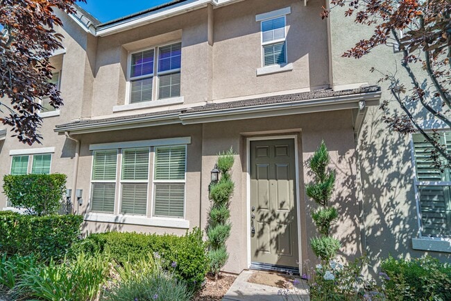 Primary Photo - Creekside 3 Bedroom Townhome for Rent in V...