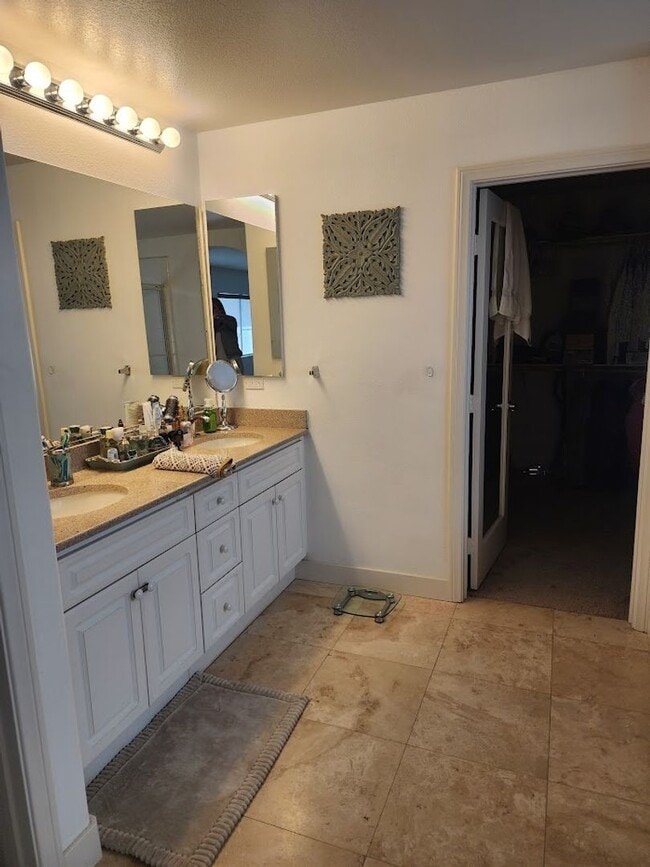 Building Photo - Gorgeous 4 Bedroom Home in Temecula with R...