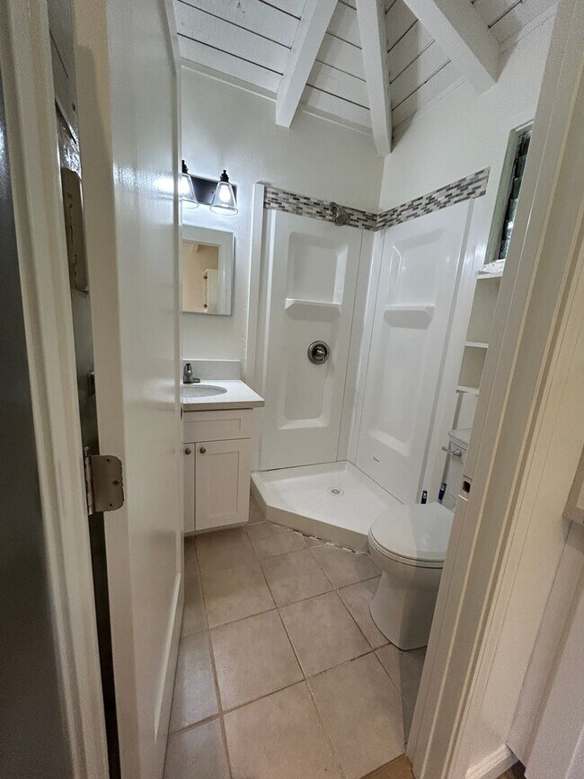 Building Photo - 1 Bedroom 1 Bath Condo