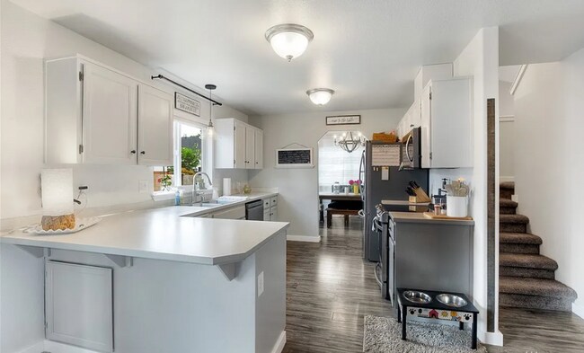 Building Photo - Beautiful Designer 3 bedroom home in Quiet...