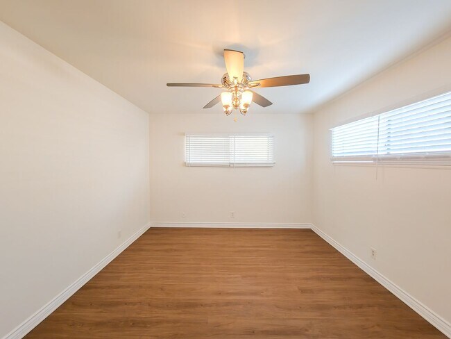 Building Photo - Charming 2-Bedroom Retreat in La Crescenta – Available Now!