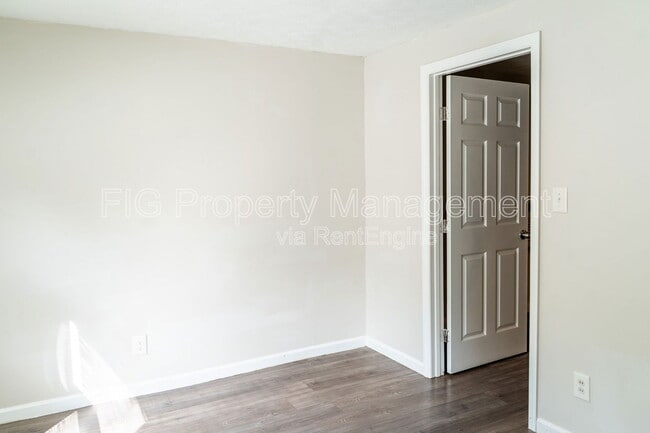Building Photo - 1136 Valley Dr SW