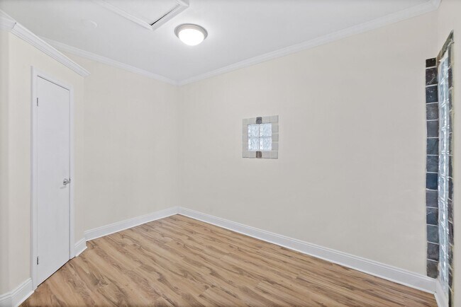 Building Photo - Spacious Riverview 1B/1B Condo