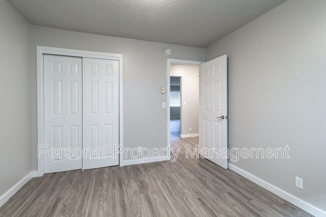 Building Photo - 1008 NE 86th St