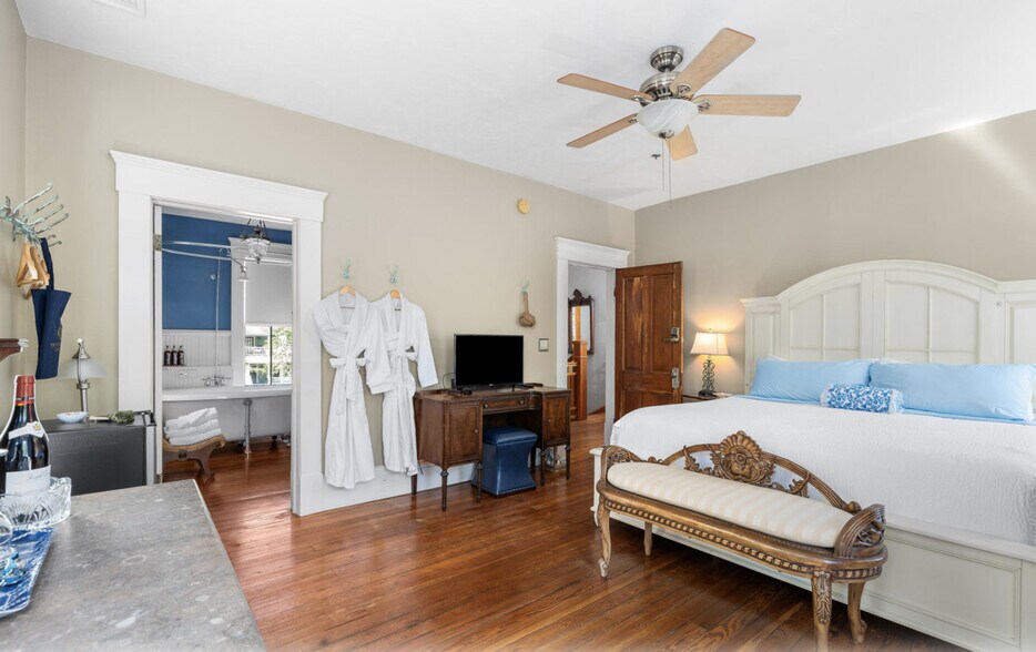 Building Photo - 221 SE 7th St