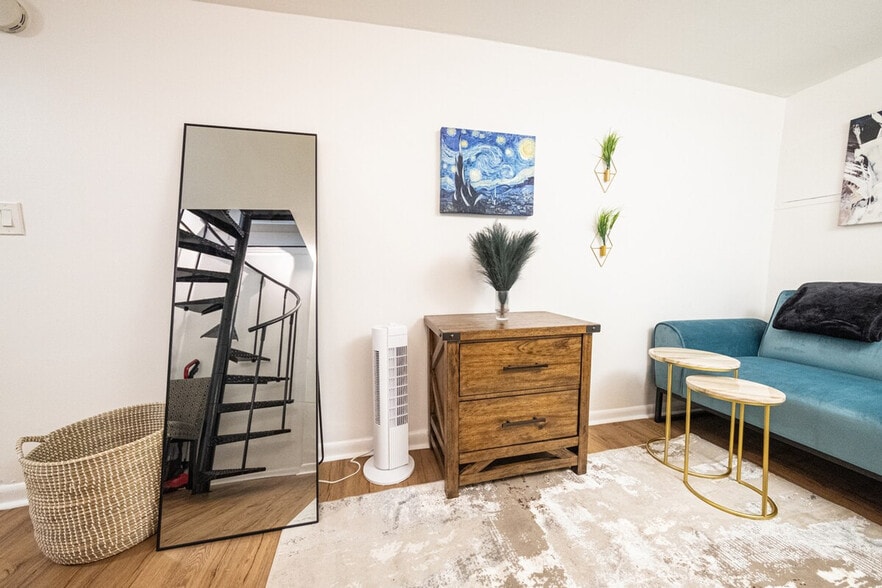 Building Photo - 330 E 74th St