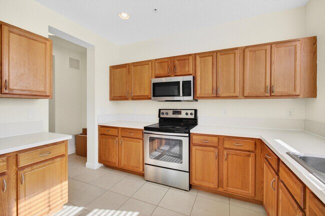 Building Photo - 4 BEDROOMS 3.5 BATHROOMS!! GATED COMMUNITY