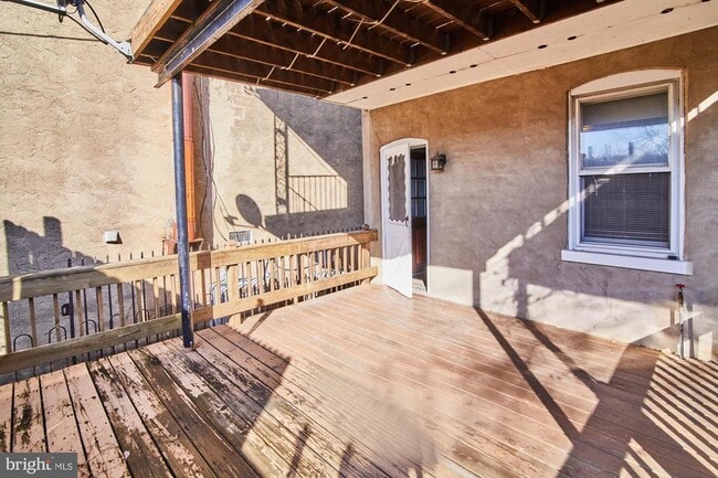 Building Photo - 1916 W 7th St