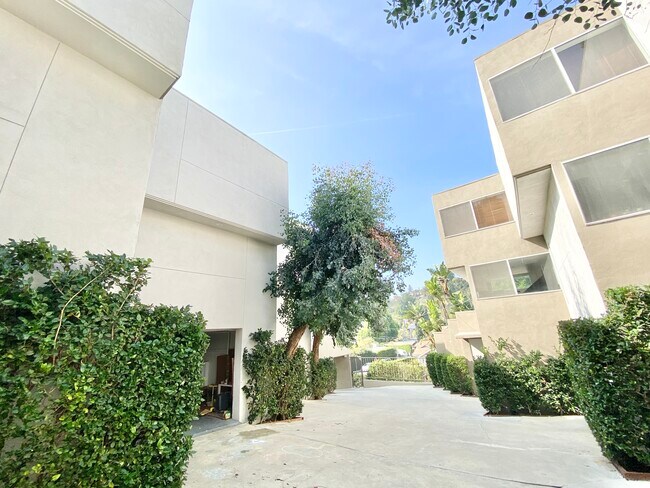 Building Photo - 2100 Griffith Park Blvd