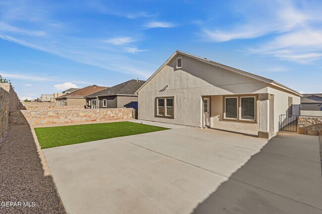 Building Photo - 13745 Lago Vista Ave