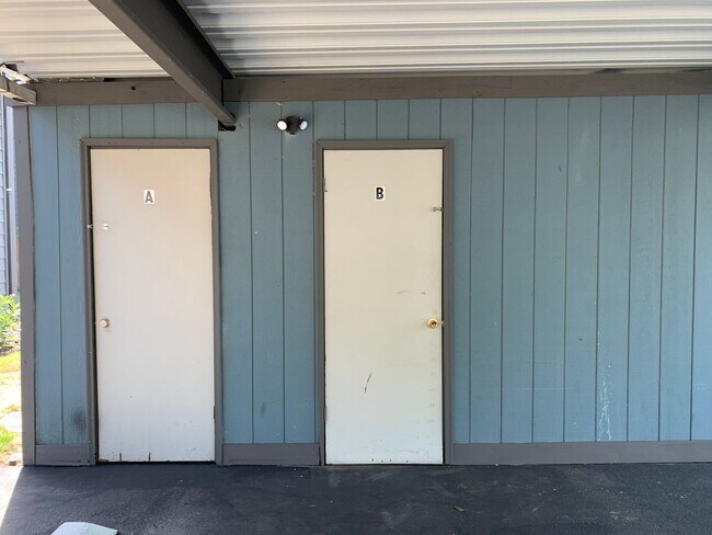 Building Photo - APPLICATION PENDING - Lovely modern 2 bedroom upstairs unit