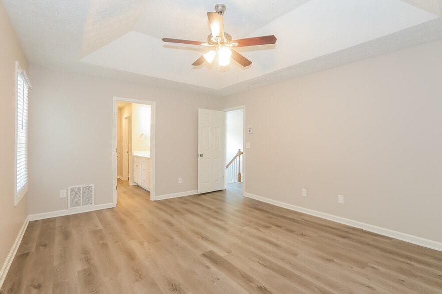 Building Photo - 611 Simon Park Cir