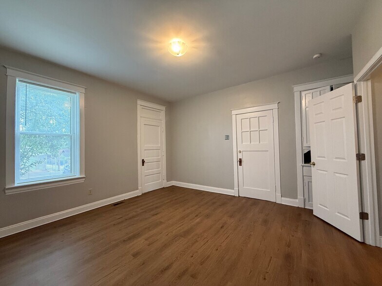 Bedroom - 4658 Delor St