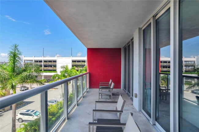 Building Photo - 2602 E Hallandale Beach Blvd