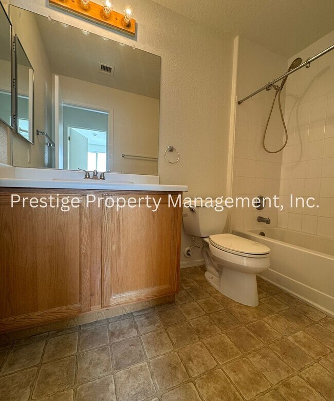 Building Photo - This charming 3+den/2 Bath East Home Is just What You Need!!