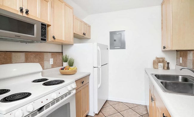 Building Photo - 2227 Canyon Blvd