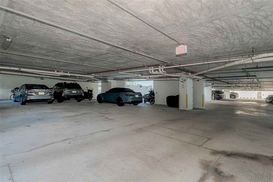 Building Photo - 1401 Bay Rd