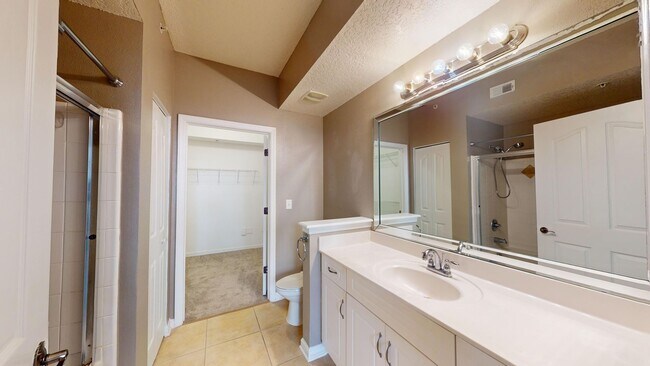 Building Photo - Nice condo for rent in the heart of the St...