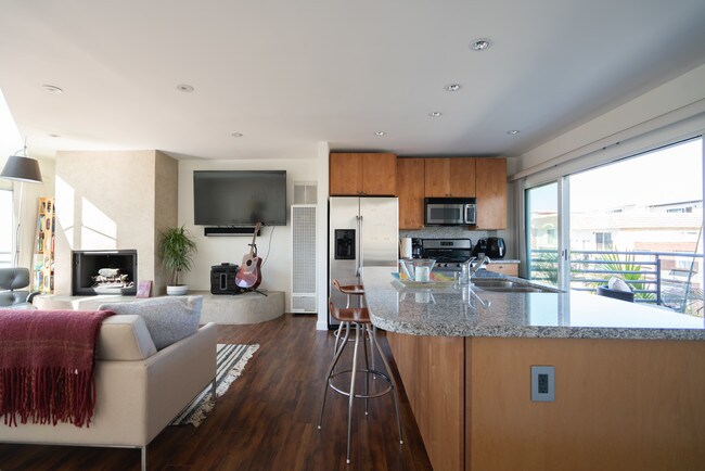 Building Photo - 6672 Vista Del Mar