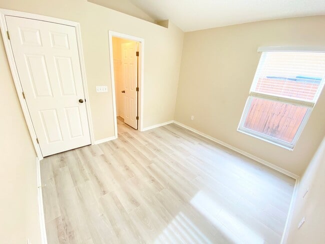 Building Photo - Beautiful Home with Water View in Waterfor...