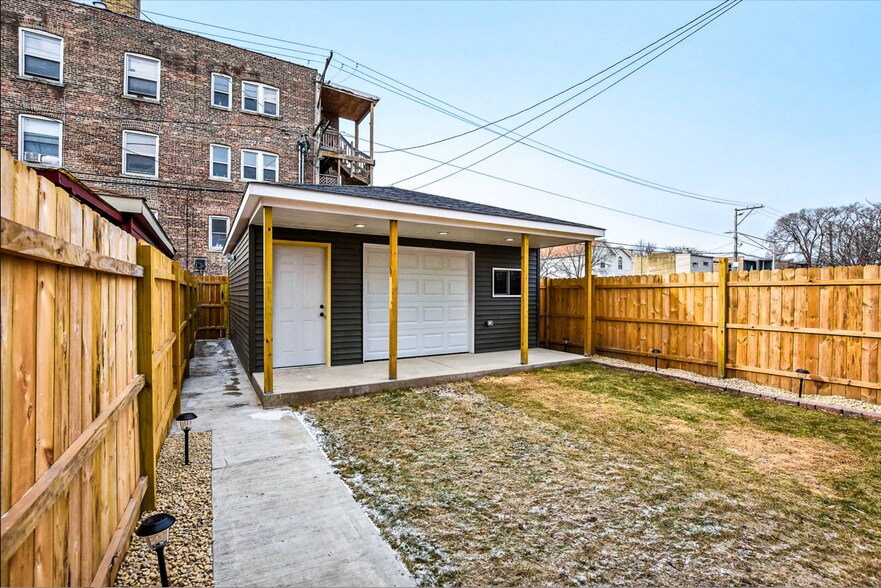 Building Photo - 1806 S Trumbull Ave