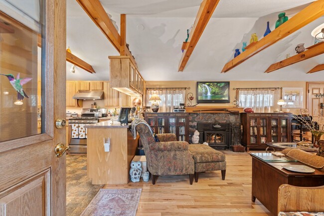 Building Photo - Cozy Green Mountain Falls Cottage