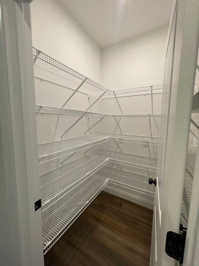 Building Photo - Beautiful 3 Bed / 2 Bath Home with 3-Car Garage!