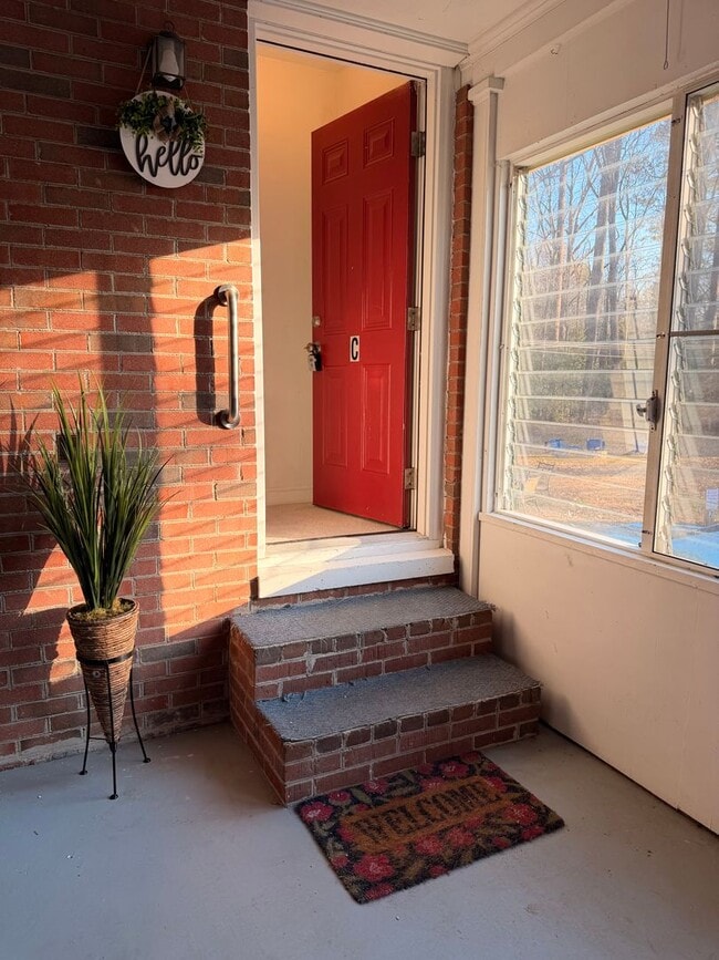 Building Photo - Cute-as-a-Button 2BR/2BA Apartment in Williamsburg VA | Private Entrance + Utilities Included