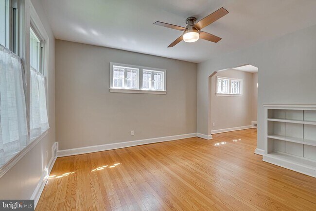 Building Photo - 425 E Luray Ave