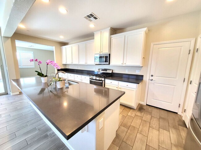 Building Photo - 4 Bedroom House with Community Pool, Baseb...