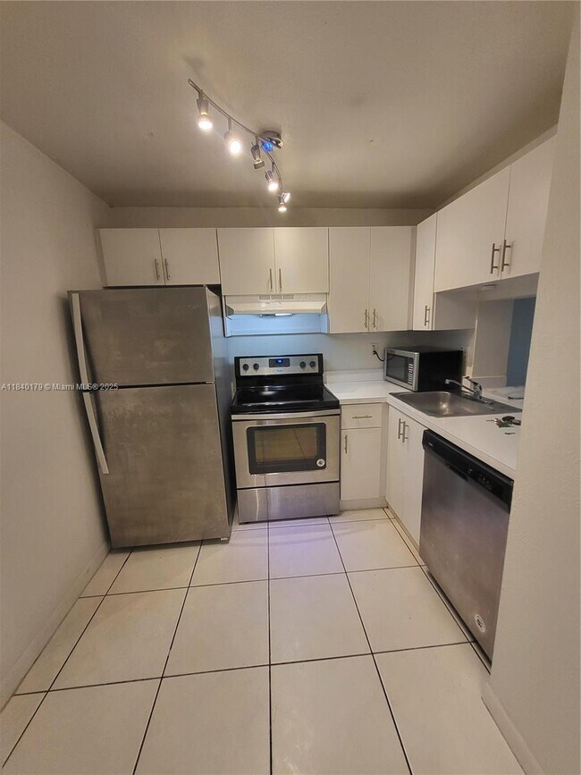 Building Photo - 9360 Fontainebleau Blvd