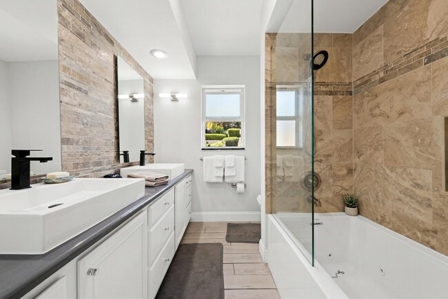 Building Photo - 5841 Bayview Dr