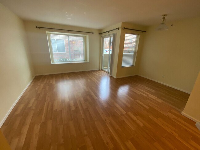 Building Photo - GREAT LOCATION 2 Bed 2 Bath Condo in Hunter's Ridge-Available May 5th