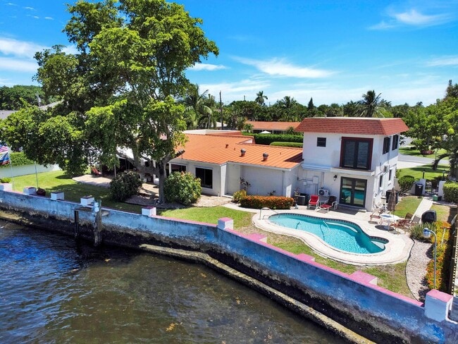 Primary Photo - 1901 N Riverside Dr