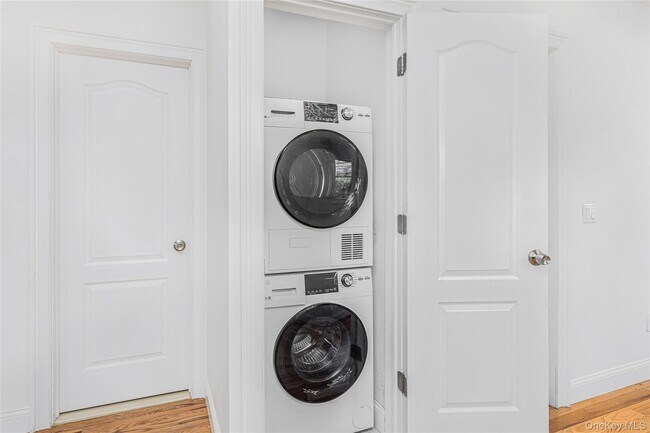 Building Photo - 174 Ashford Ave