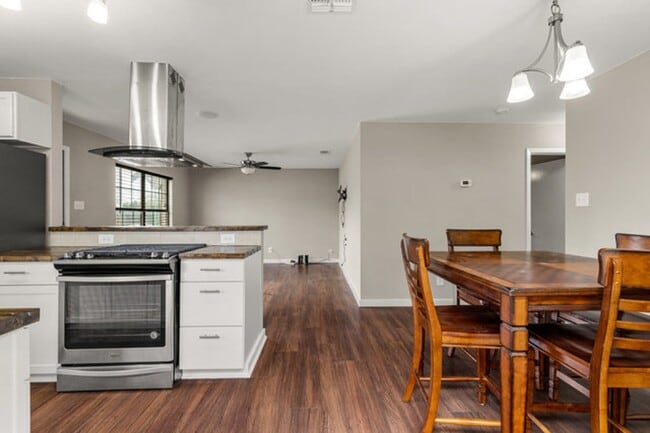 Building Photo - Beautiful home located in the heart of downtown!