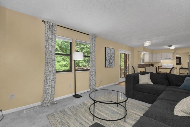 Building Photo - 3084 Highland Park Dr