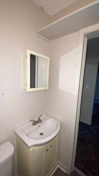 Building Photo - 124 1/2 Maple St