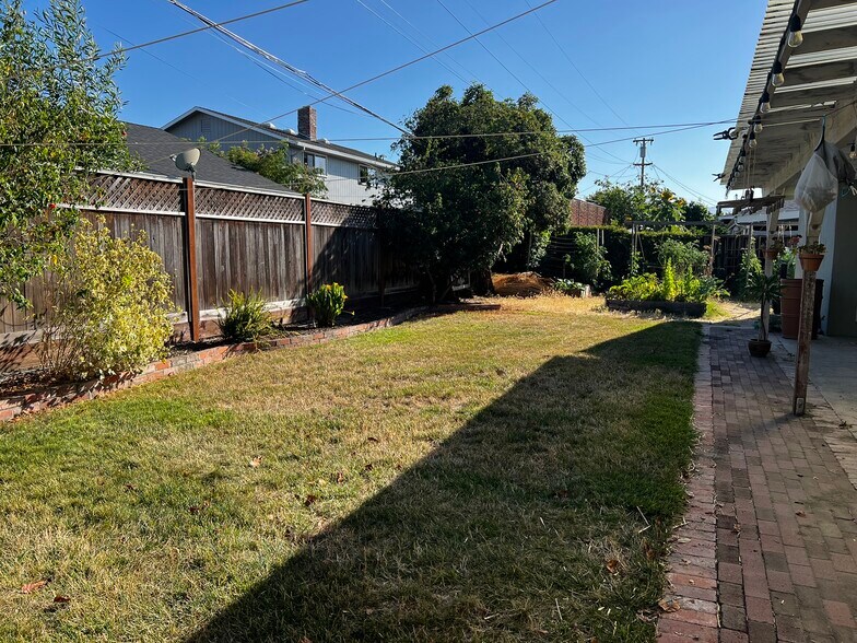 Building Photo - 1650 Glenroy Dr