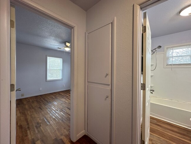Building Photo - Charming 3 Bedroom / 2 Bathroom (1176 sf)