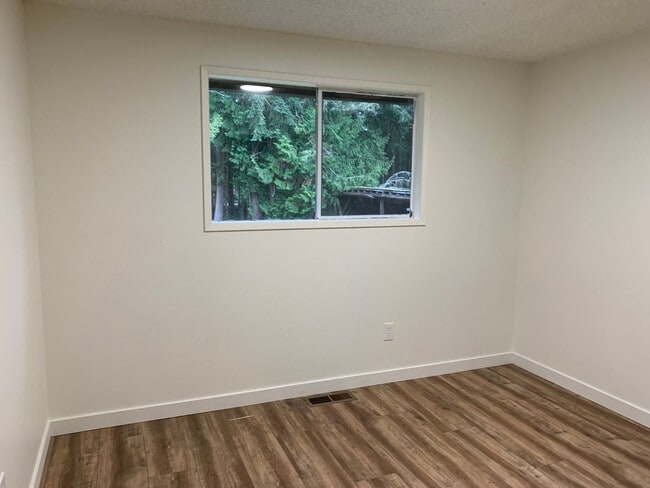 Building Photo - **Daisey King **