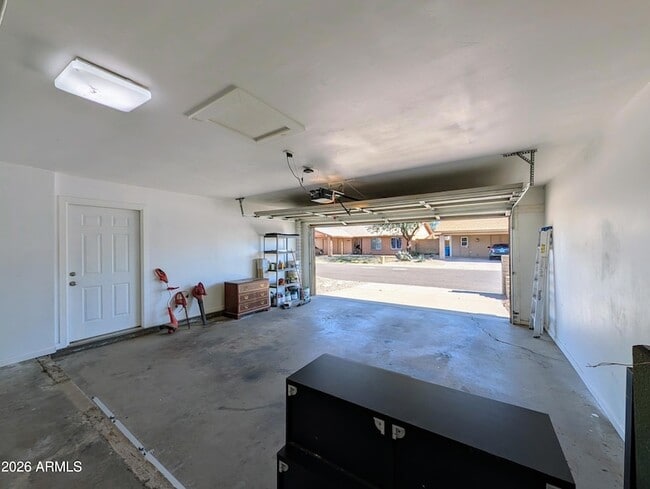 Building Photo - 10044 N 39th Ln