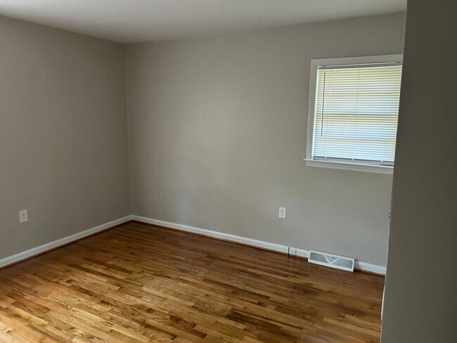 Building Photo - 3 bedroom, one bath house for rent