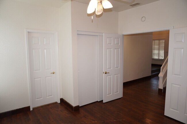 Building Photo - 10386 Meadow Creek Dr