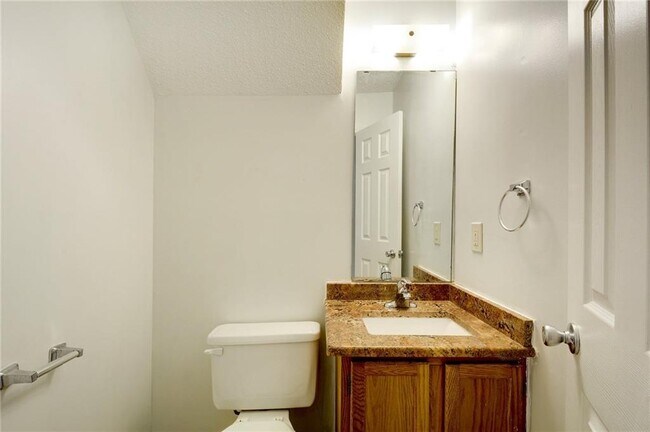 Building Photo - 6102 Parkwood Dr