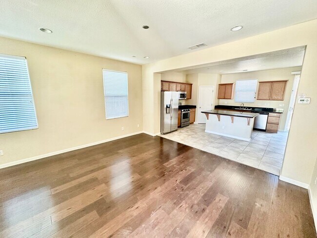 Building Photo - Updated Clovis East 3/3