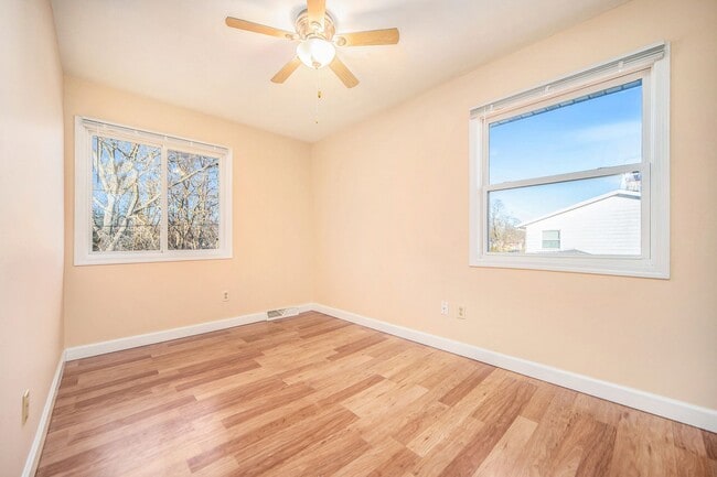 Building Photo - Modern 3BR Duplex – Just $1450! Security D...
