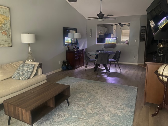 Building Photo - 621 Squire Cir