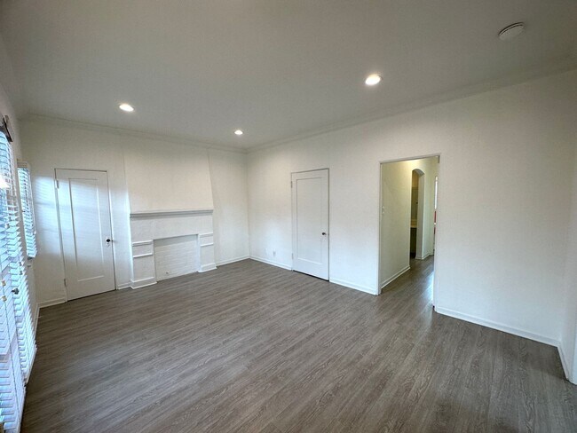 Building Photo - Vintage Style 1+1 - New Kitchen Appliances, Plank Floors, Balcony, pet friendly